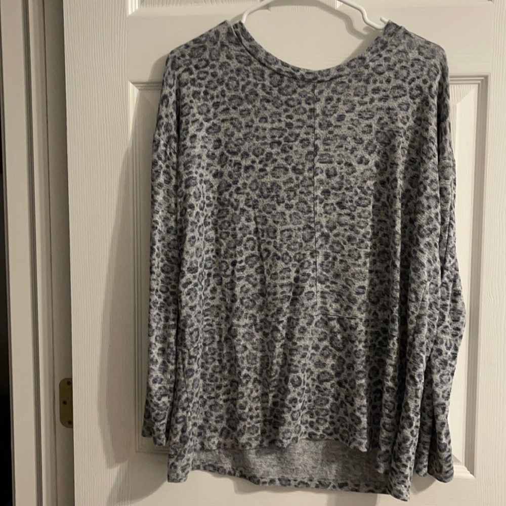 Women’s Gray Cheetah Print Long Sleeve